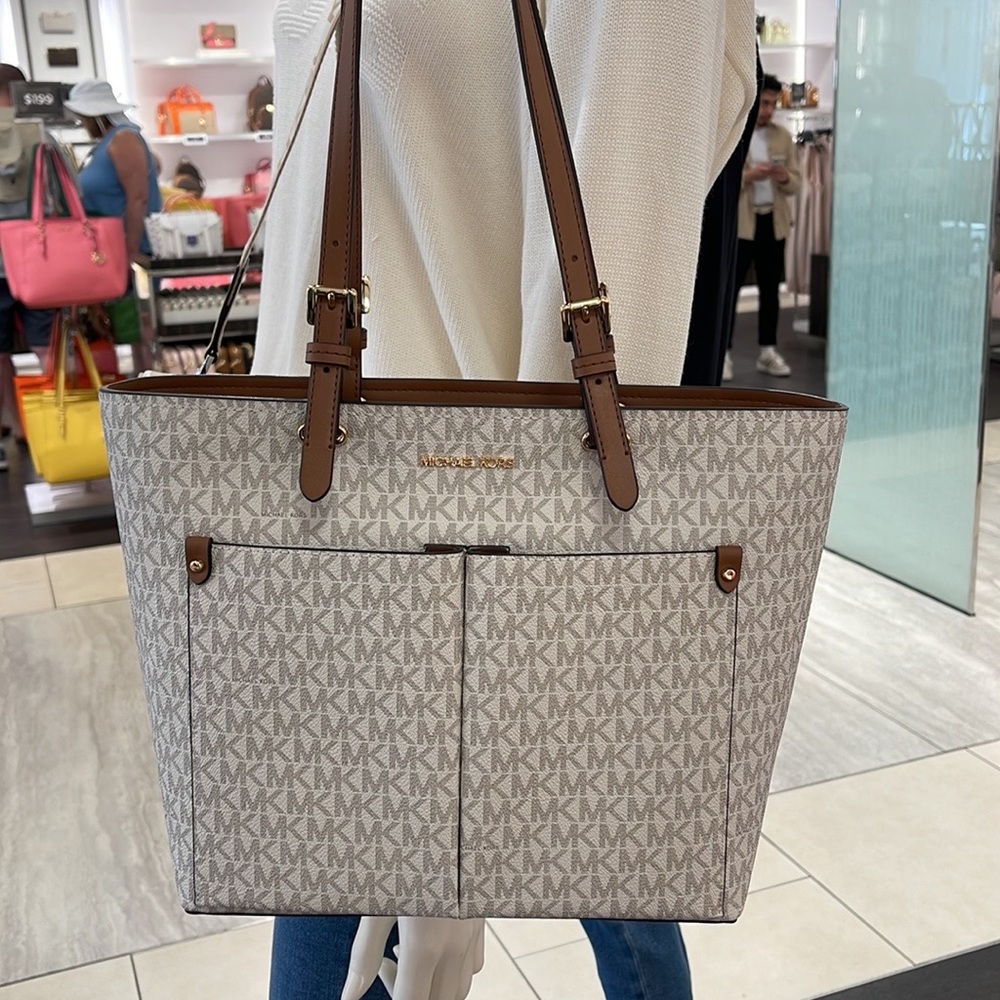 MICHAEL KORS JET SET TRAVEL MEDIUM DOUBLE POCKET TOTE 
VANILLA SIGNATURE NWT